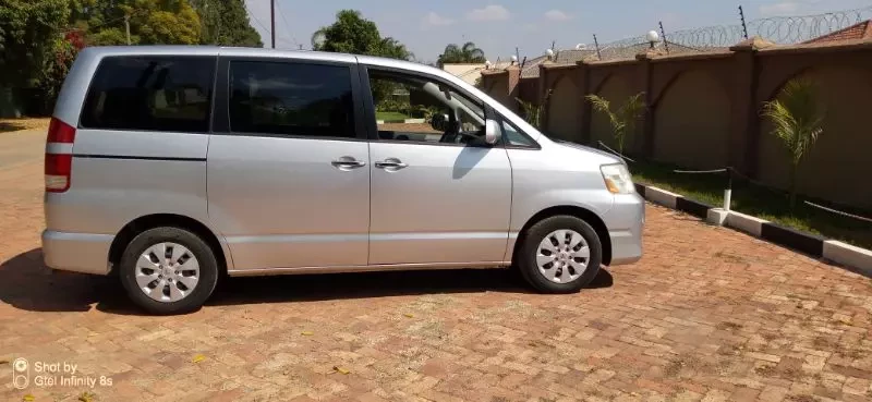 7 Seater / Toyota Noah