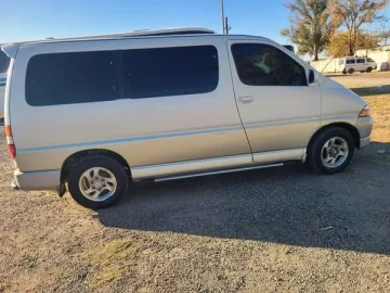 Toyota Granvia 2005