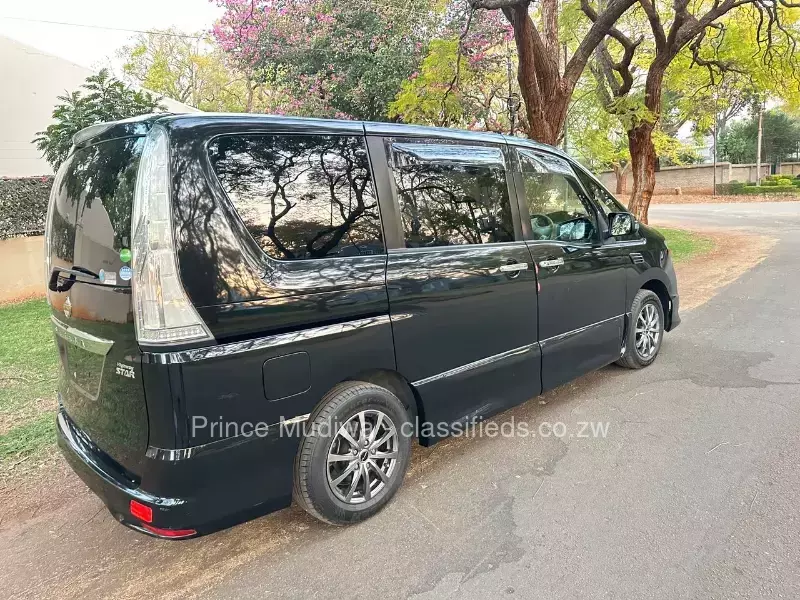 Nissan Serena 2014