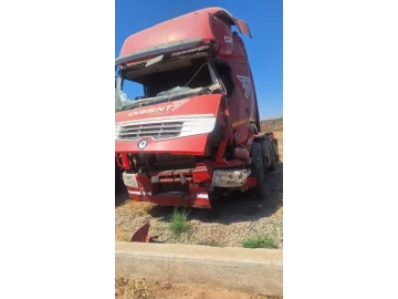 Renault premium lander truck stripping for parts