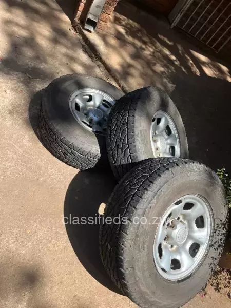 Set of wheels with 245/75R15C Firestone tyres