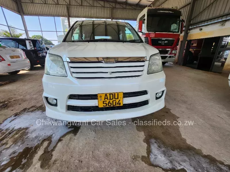 Toyota Noah 2006