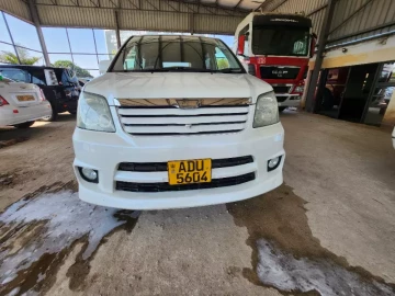 Toyota Noah 2006