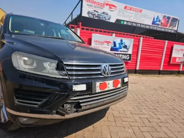 Black VW Toureg front end repairs